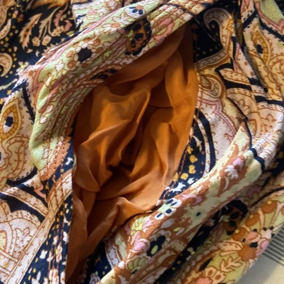 Loose and airy pants from Anthropology. Elastic waist and around ankle - Picture 5 of 7